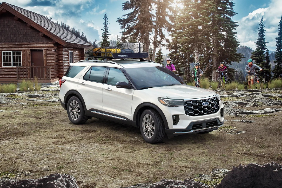 2025 White Ford Explorer